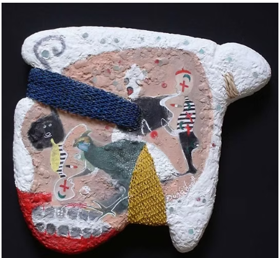 Œuvre sculpturo-picturale de DÜKÜ Ernest — textures blanches et bandes textiles