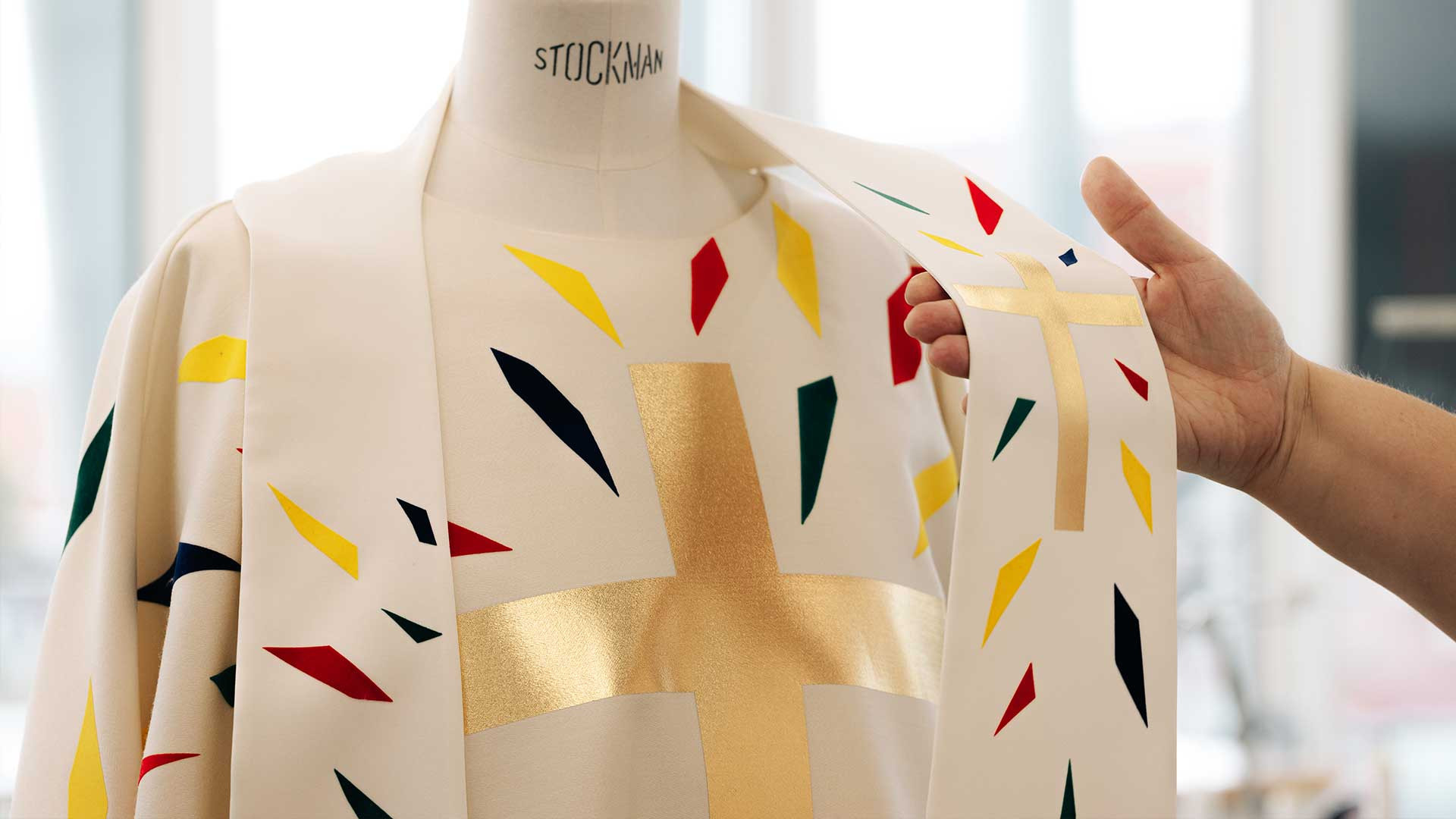 La chasuble, vêtement à deux pans et sans manche, destinée aux évêques